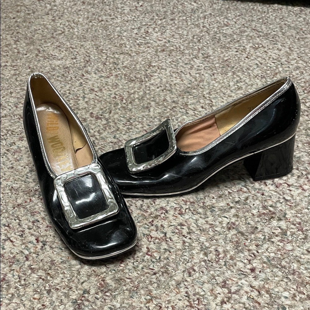 Vintage 60s black patent leather pilgrim
Buckle look Shoes with Silver Accents